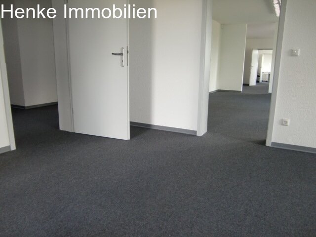 Schöne und helle Bürofläche im 2. OG, 10 Räume, 300 m², Teeküche, Berner Straße, zu vermieten Schöne und helle Bürofläche im 2. OG, 10 Räume, 300 m², Teeküche, Berner Straße, zu vermieten